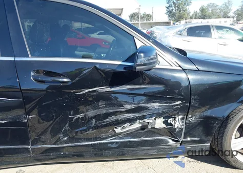 2011 Mercedes-Benz C 300 Luxury/Sport z USA, uszkodzony, nr VIN WDDGF5EB4BR178907